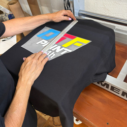 posizionamento transfer DTF su maglietta, personalizzazione abbigliamentoprofessionale e centrato.
