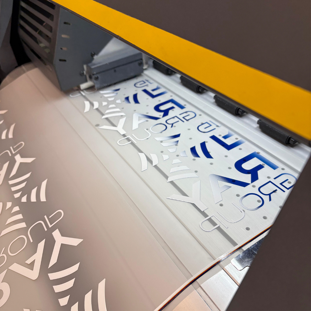 Stampa digitale di trasferimento DTF su pellicola, con grafiche personalizzate pronte per essere applicate su qualsiasi tessuto, dal cotone ai materiali tecnici.