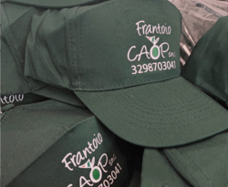 idee creative stampa DTF copertina cappellini personalizzati con logo