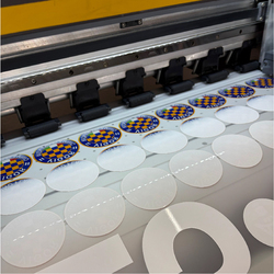 Trend personalizzazione abbigliamento 2025: il ruolo della stampa DTF 1 trend personalizzazione abbigliamento 2025 stampa DTF su pellicola